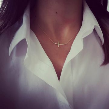 Lantisor minimalist cruciulita Aur galben 14K Lantisor minimalist cruciulita Aur galben 14K