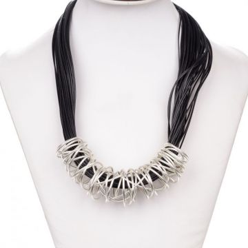 Colier modern, scurt, din fire negre cu pandant cu aspect sculptural din metal argintiu Colier modern, scurt, din fire negre cu pandant cu aspect sculptural din metal argintiu